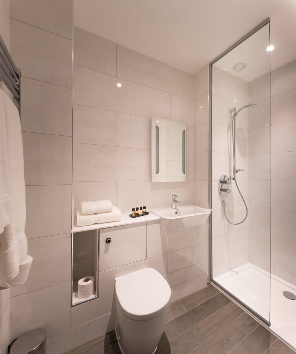 Superior Double Room | Bathroom | Shower, hair dryer, towels, soap