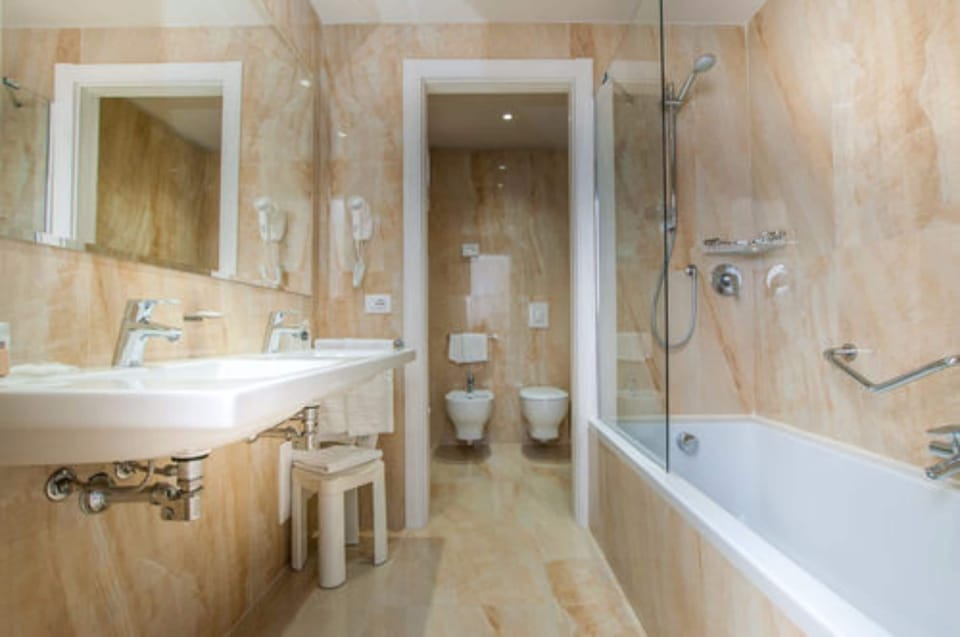 Suite, Bathtub, Lakeside | Bathroom | Free toiletries, hair dryer, bidet, towels
