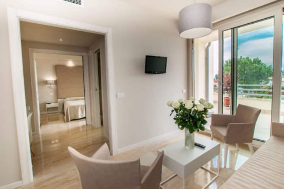 Suite, Bathtub, Lakeside | Minibar, in-room safe, blackout drapes, iron/ironing board