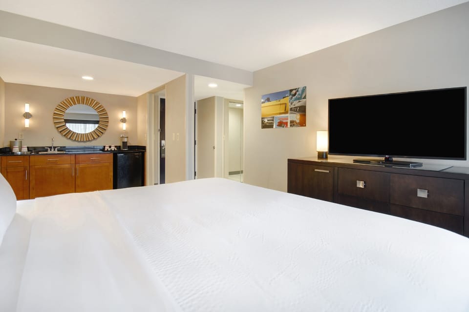 Premium Room, 1 King Bed | Premium bedding, pillowtop beds, desk, soundproofing