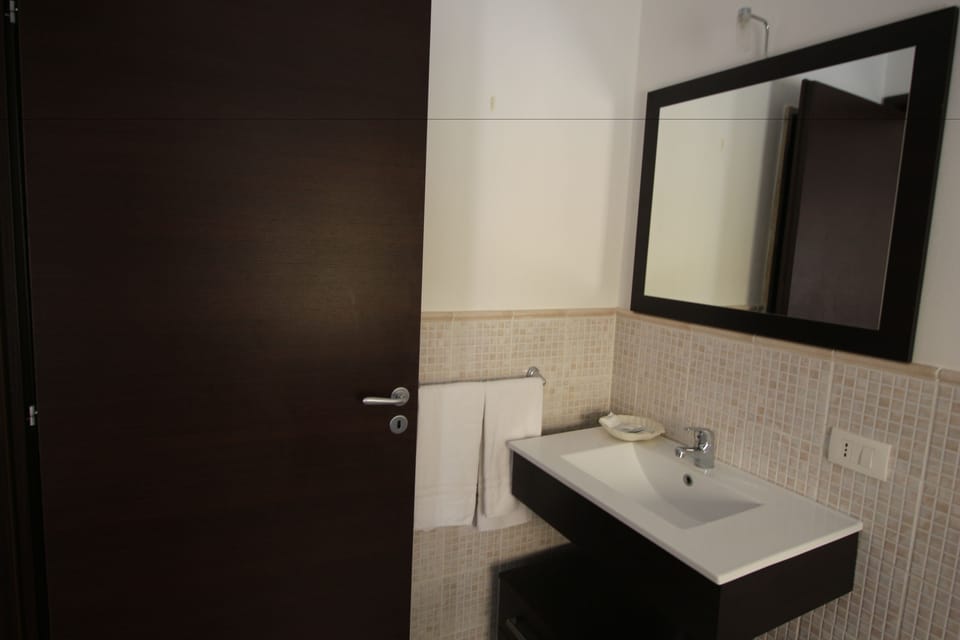 Double Room, Balcony | Bathroom | Shower, free toiletries, hair dryer, bidet