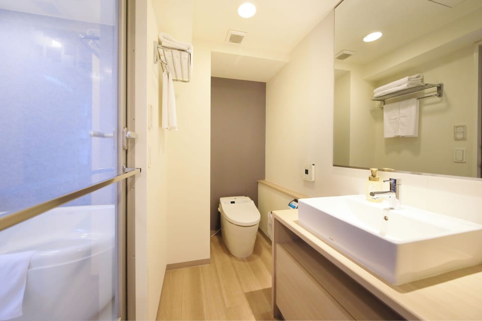 Twin Room, Non Smoking | Bathroom | Shower, eco-friendly toiletries, bidet, towels