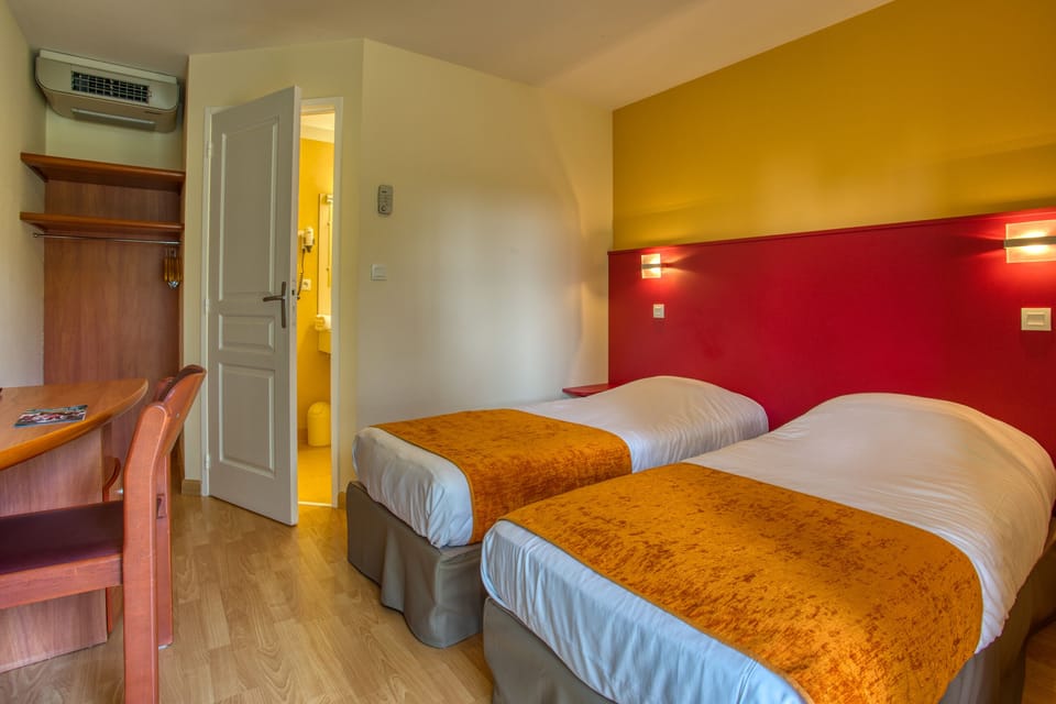 Twin Room | Desk, blackout drapes, soundproofing, free WiFi
