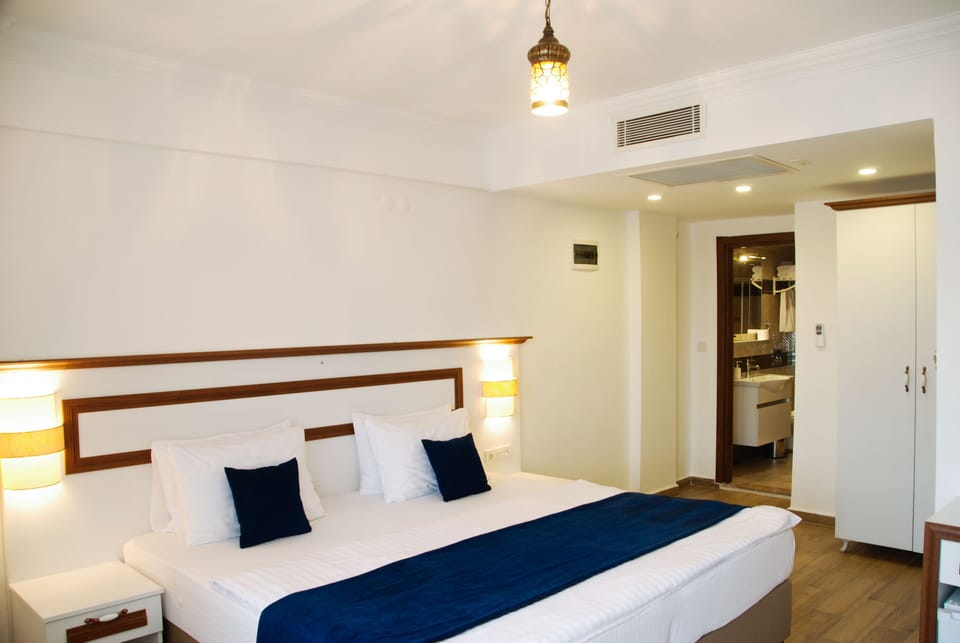 Standard Triple Room, 1 Bedroom, Non Smoking | Minibar, free WiFi, bed sheets