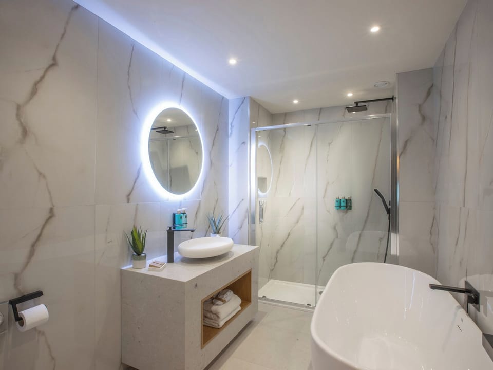 Jekyll & Hyde 2-bedroom Suite | Bathroom | Eco-friendly toiletries, hair dryer, towels