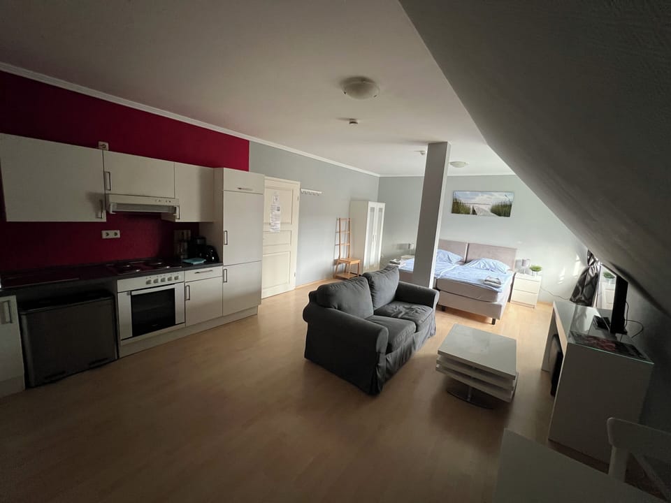 Classic Studio Suite | Living area | Flat-screen TV