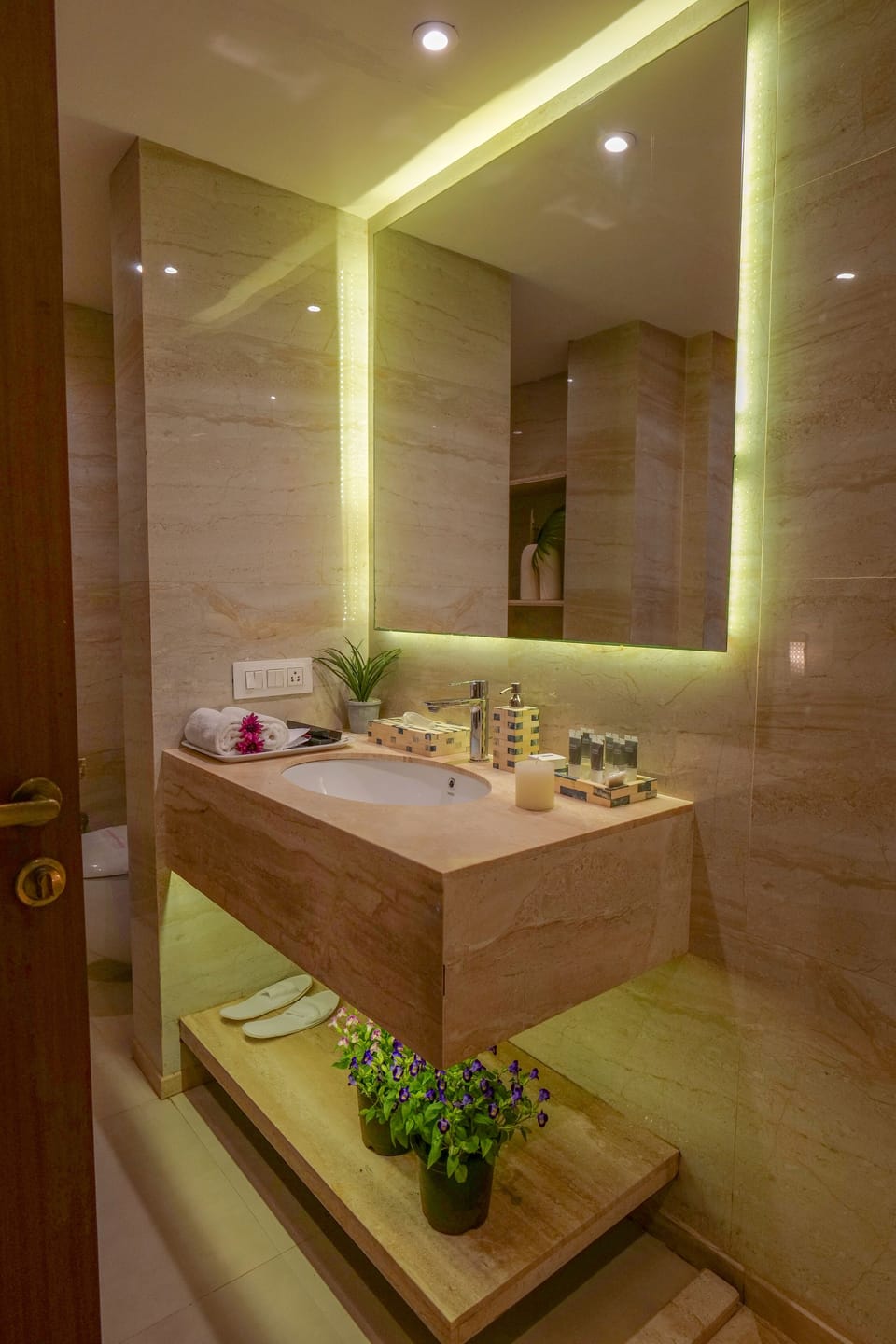 Junior Suite | Bathroom | Shower, free toiletries, hair dryer, slippers