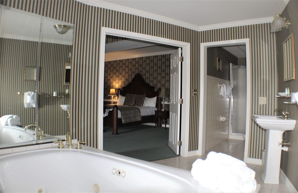 Executive Room, 1 King Bed, Jetted Tub | Bathroom | Towels, soap, shampoo, toilet paper