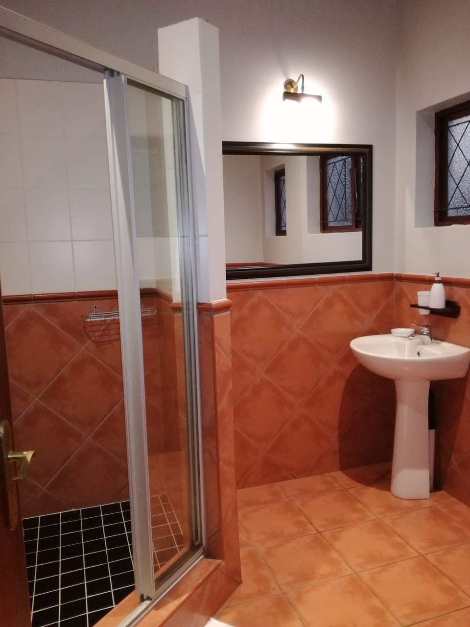 Standard Room, 1 Queen Bed | Bathroom | Shower, free toiletries, towels