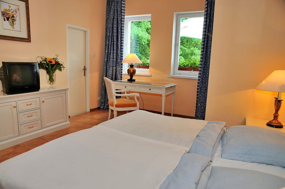 Cribs/infant beds, rollaway beds, bed sheets