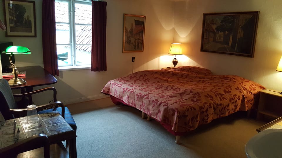 Double Room | Individually decorated, individually furnished, desk, iron/ironing board