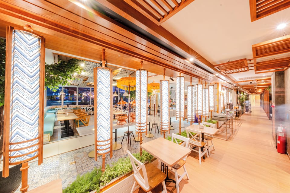 3 restaurants; breakfast, lunch, and dinner served