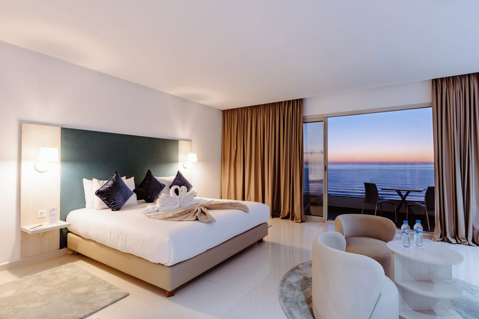Soundproofing, WiFi (free), individually furnished, bed sheets