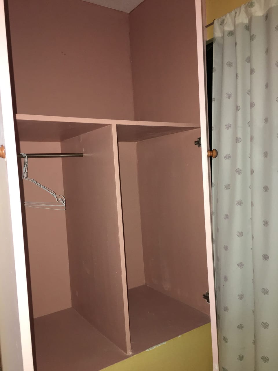 Basic Single Room, 1 Bedroom, Non Smoking, Mountain View | Laptop workspace, bed sheets