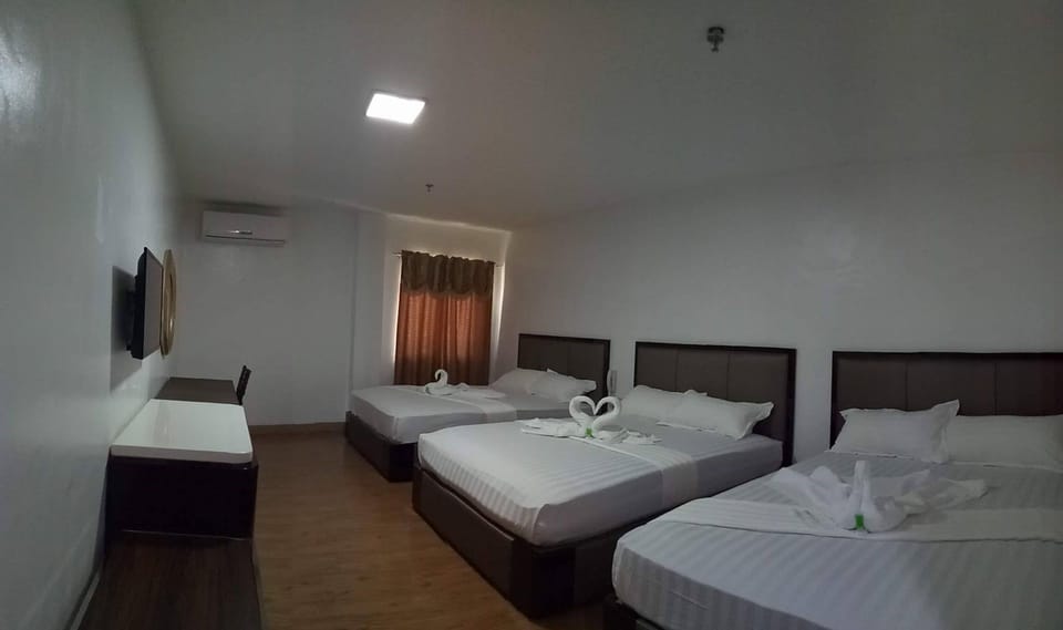 VIP Family Room | Desk, bed sheets