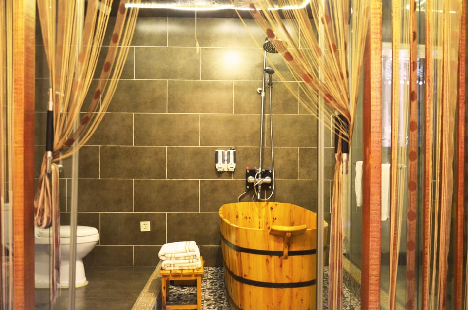 Deluxe Suite | Bathroom | Shower, slippers, towels
