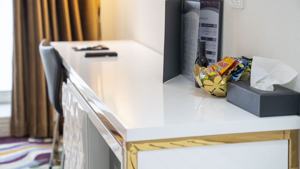 Twin Room | Minibar, in-room safe, desk, laptop workspace