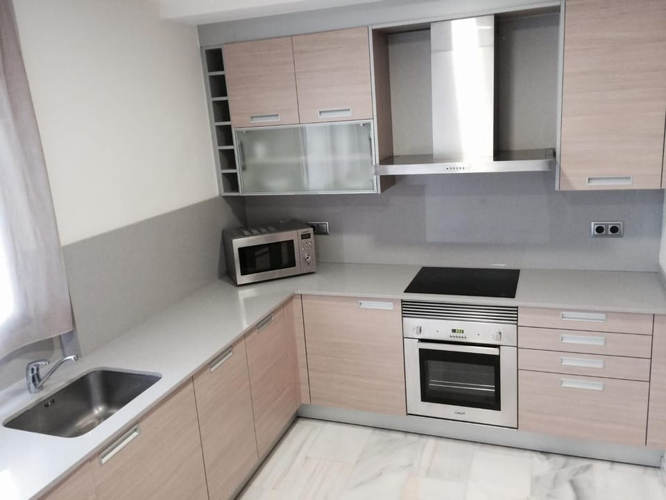 Full-size fridge, microwave, oven, stovetop