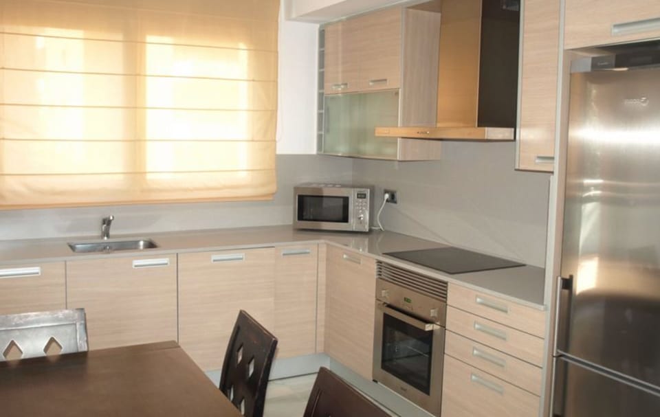 Full-size fridge, microwave, oven, stovetop