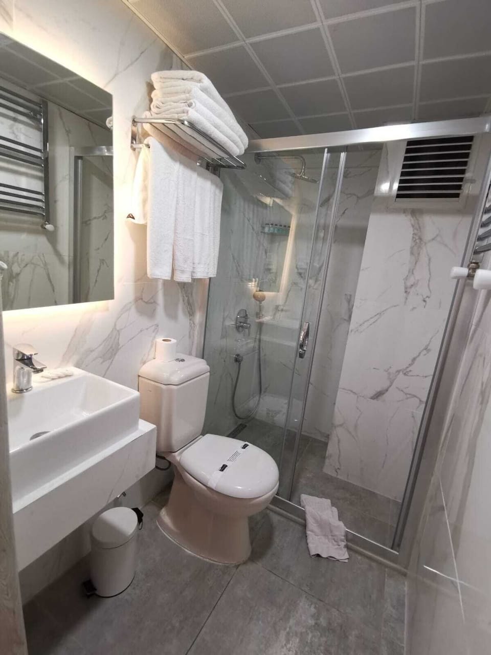 Economy Single Room | Bathroom | Free toiletries, hair dryer, slippers, towels