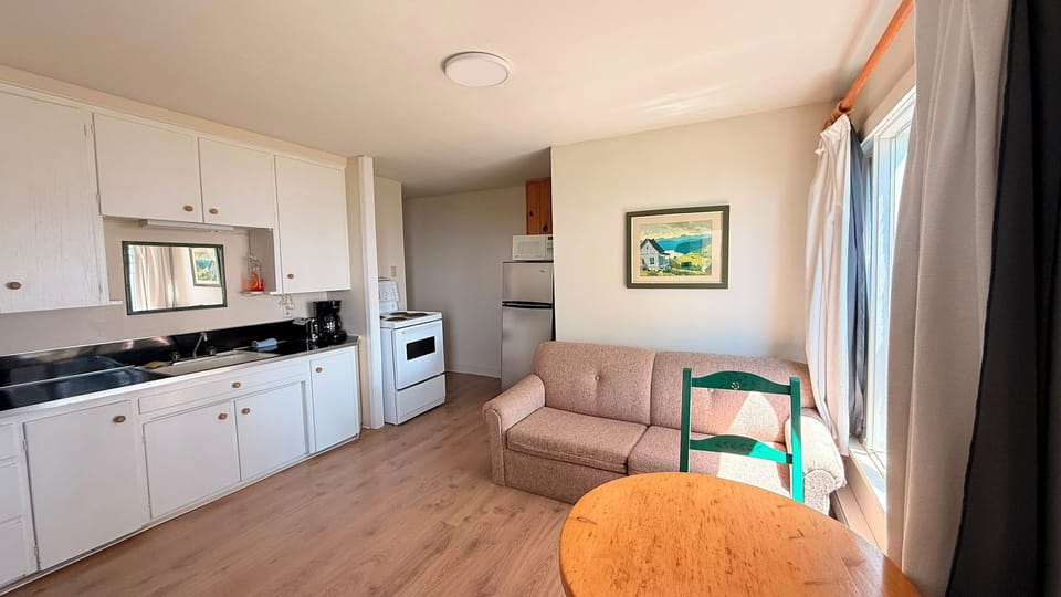 Mini Chalet, Ocean View | Living area | TV