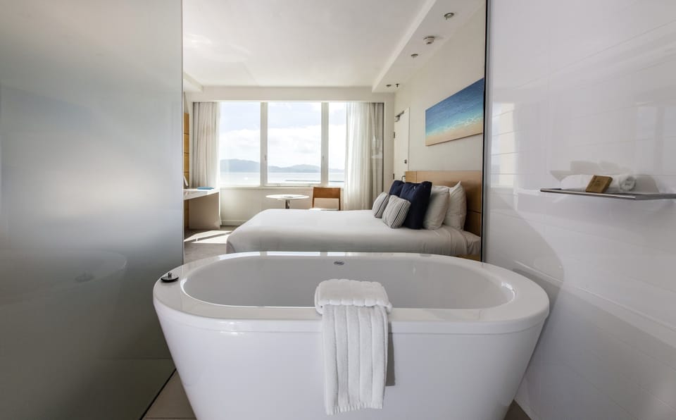 Executive Suite | Bathroom | Free toiletries, hair dryer, towels