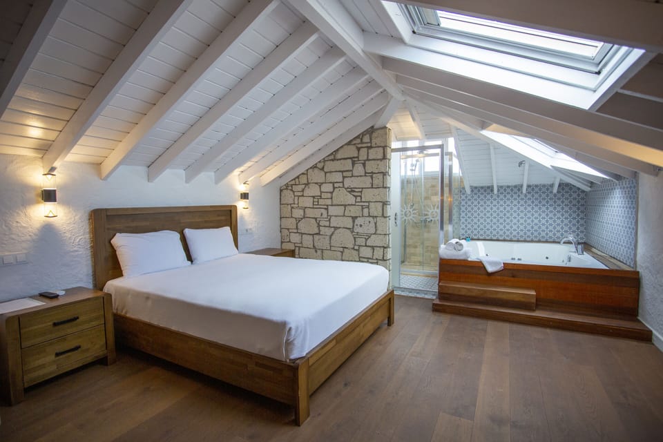 Exclusive Loft, 1 Queen Bed | In-room safe, free WiFi, bed sheets