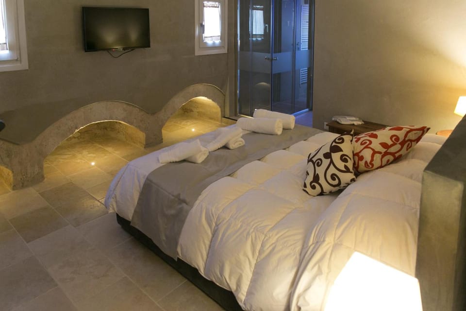 Desk, WiFi (free), bed sheets