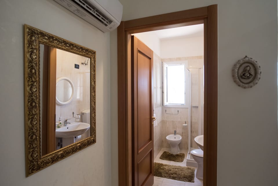 Classic Quadruple Room, 1 Bedroom | Bathroom | Free toiletries, hair dryer, bidet, towels