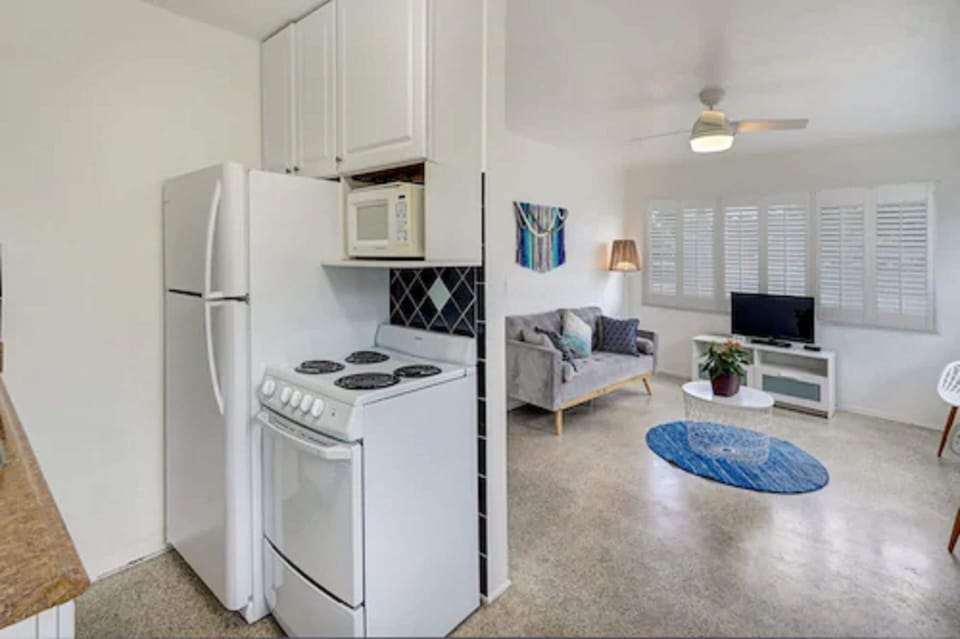 One King Bed Cottage | Private kitchen | Microwave, coffee/tea maker, toaster