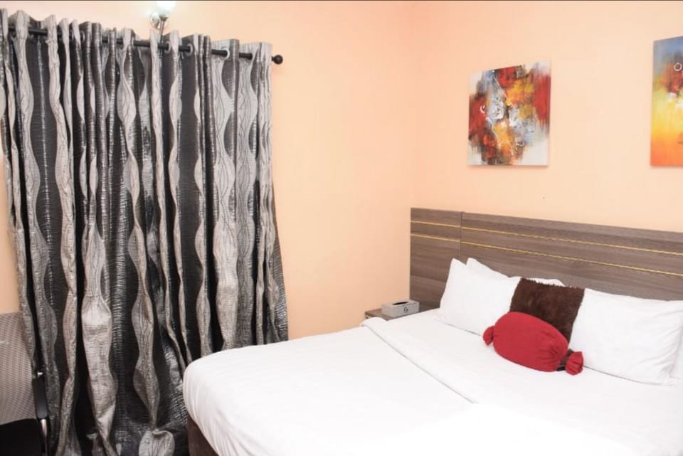 In-room safe, desk, laptop workspace, free WiFi