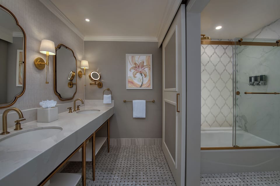 2 Bedroom Suite-Club Level Access. Hearing accessible - visual alarms and notifications. 1 king bed, | Bathroom | Combined shower/tub, hair dryer, towels