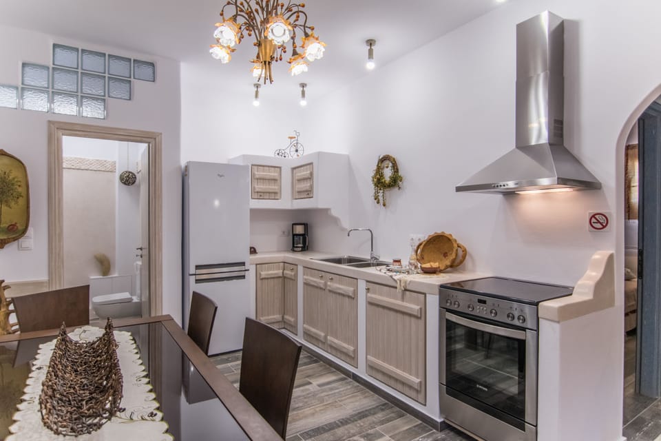 Royal Suite (Emery) | Private kitchen | Full-size fridge, stovetop, coffee/tea maker, electric kettle