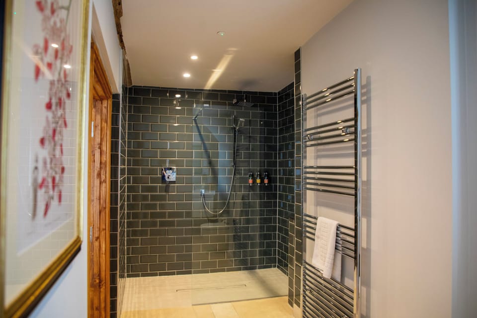 Superior Double Room | Bathroom | Free toiletries, hair dryer, towels, soap