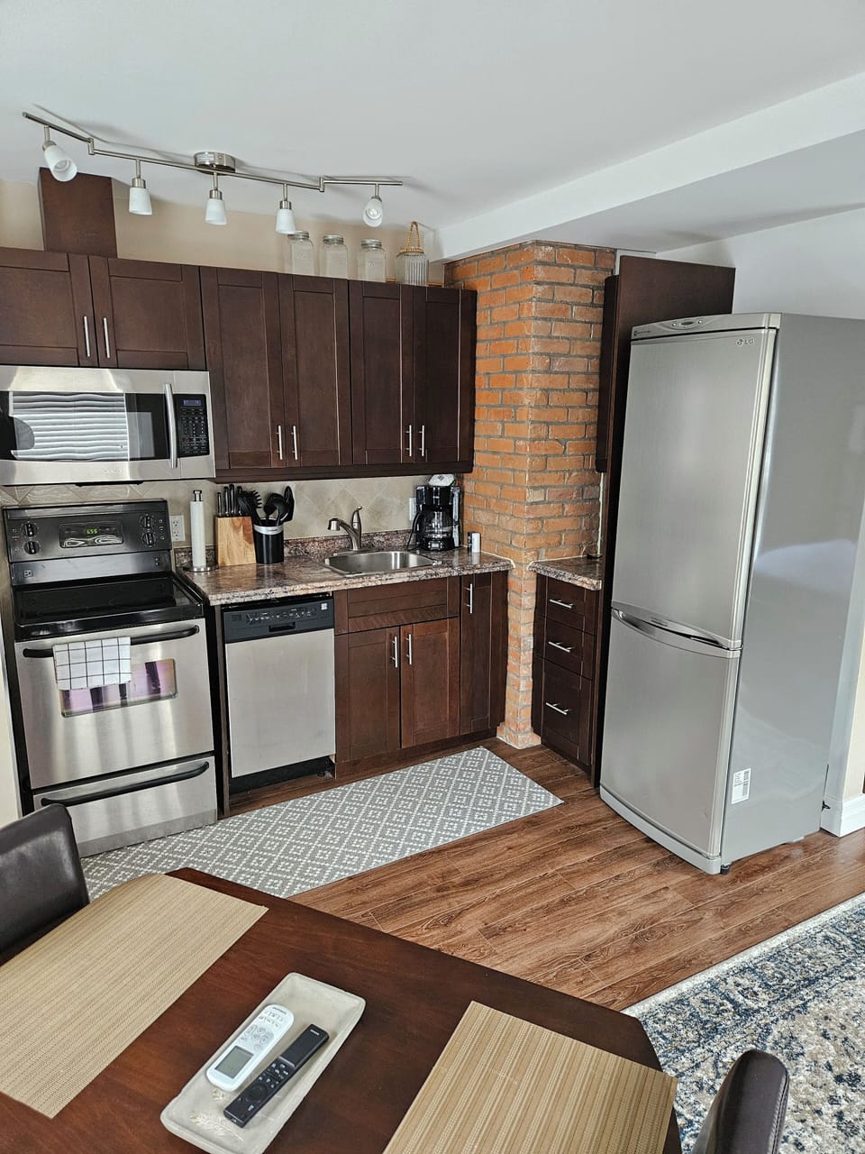 Comfort Studio Suite, 1 Queen Bed | Private kitchen | Fridge, microwave, oven, stovetop