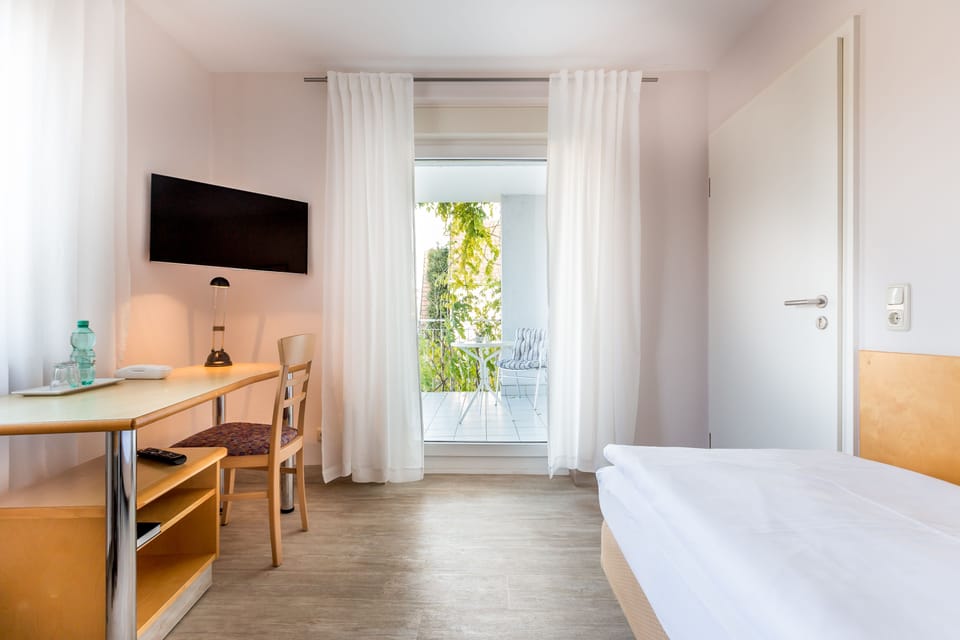 Single Room | Desk, soundproofing, free WiFi, bed sheets
