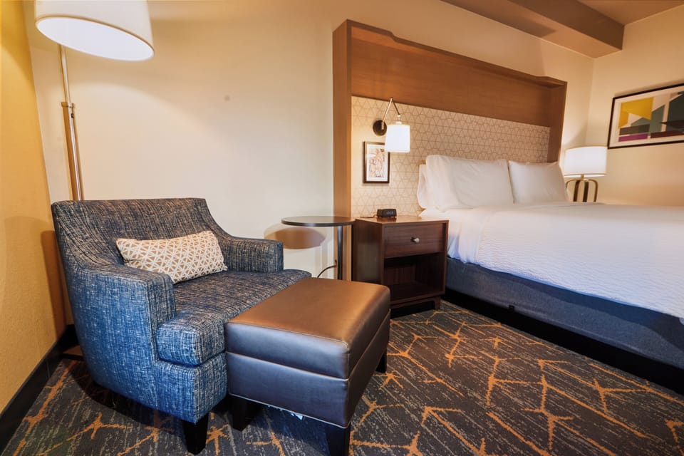Standard Room, 1 King Bed | In-room safe, desk, blackout drapes, iron/ironing board