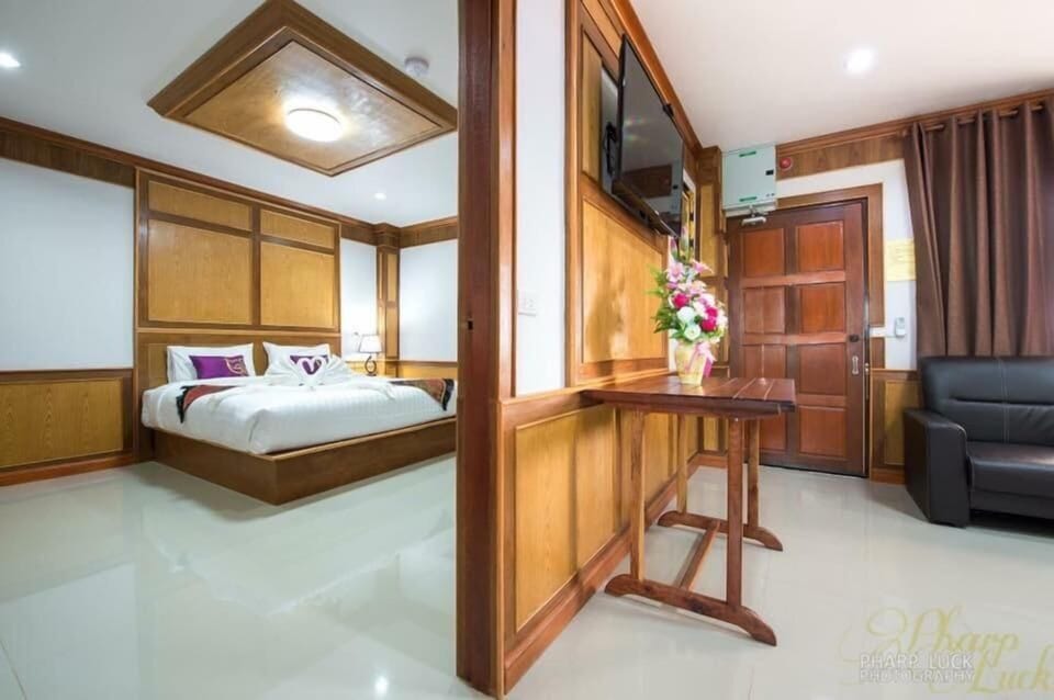 Desk, rollaway beds, free WiFi