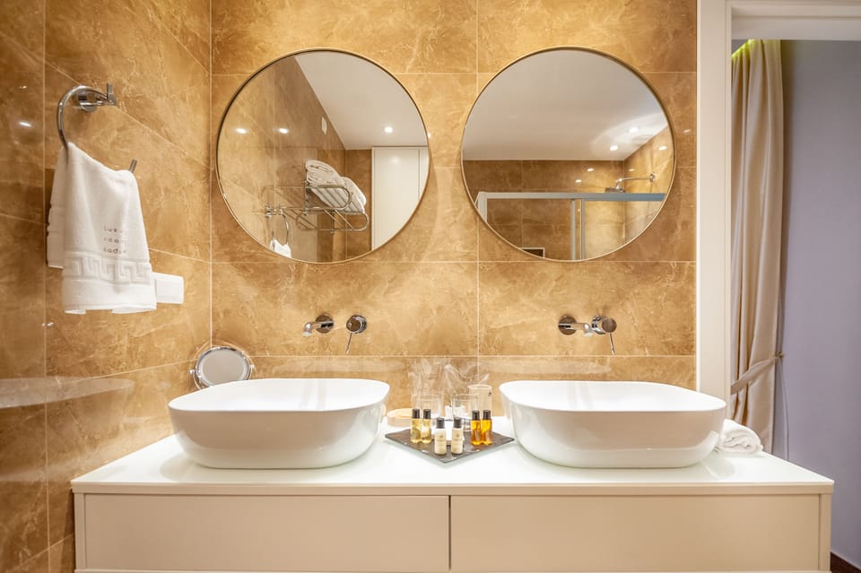 Deluxe Room, 1 Bedroom, Private Bathroom | Bathroom | Free toiletries, hair dryer, bathrobes, slippers