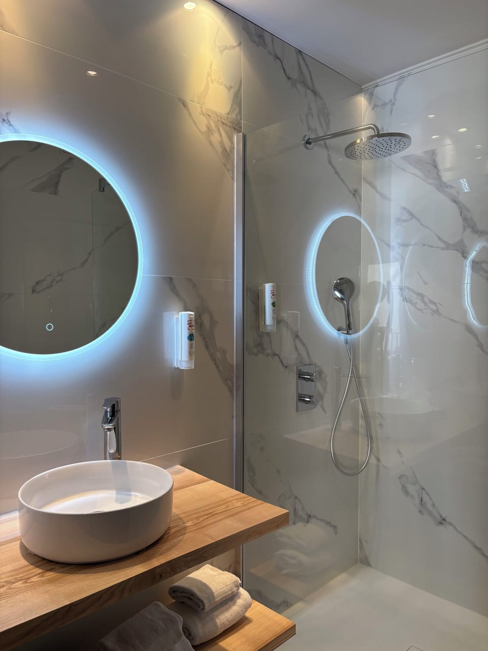 Superior Double Room, 1 King Bed, Balcony | Bathroom | Combined shower/tub, free toiletries, hair dryer, towels