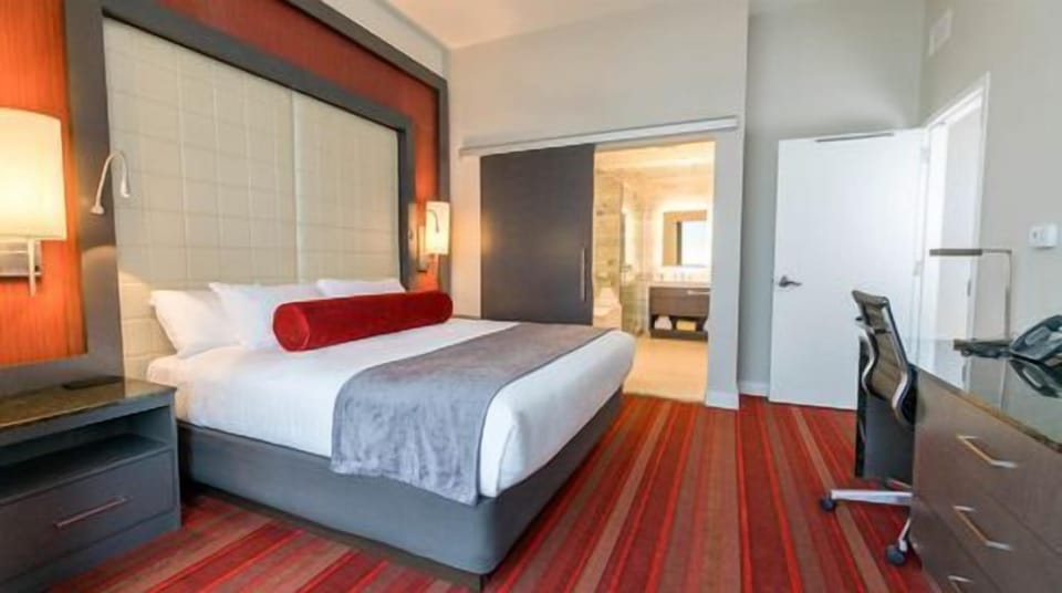 Premium bedding, in-room safe, desk, iron/ironing board