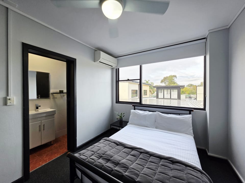 Signature Double Room, Ensuite | Free WiFi, bed sheets