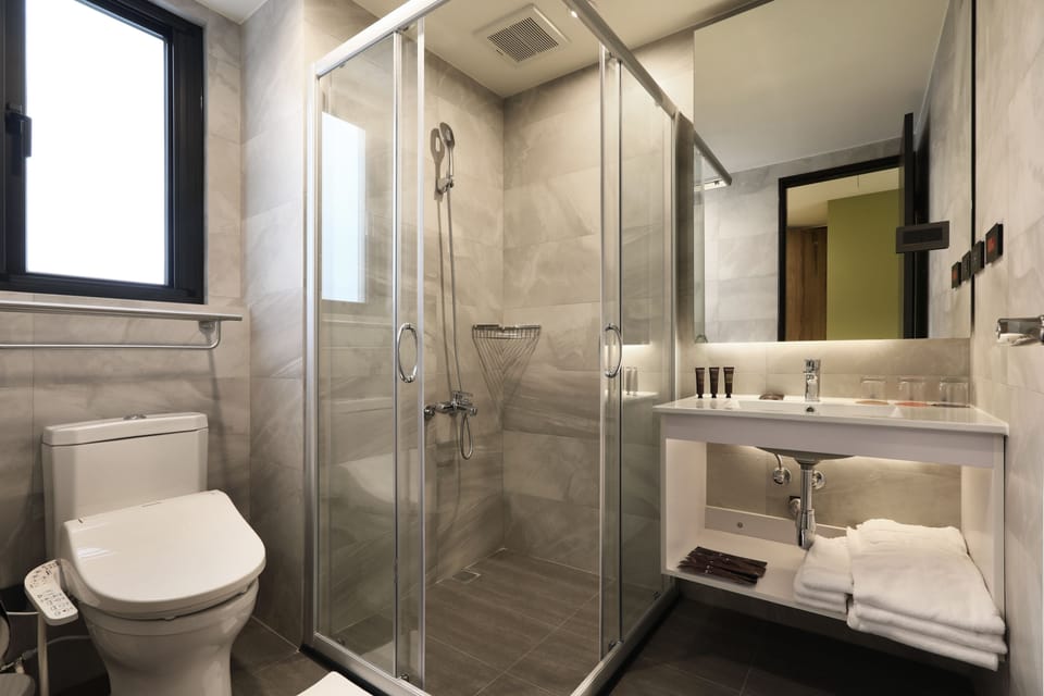 Comfort Triple Room | Bathroom | Shower, hair dryer, bidet, towels