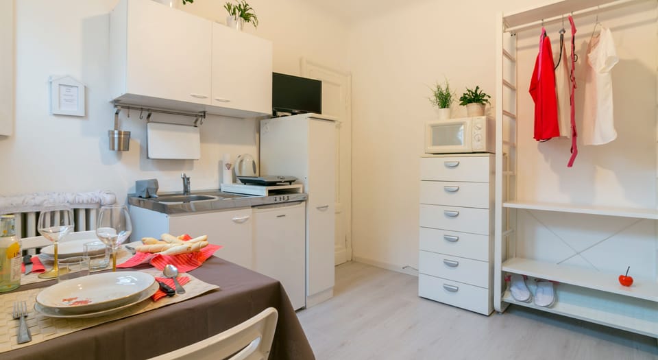 Studio | Private kitchenette | Fridge, microwave, stovetop, coffee/tea maker