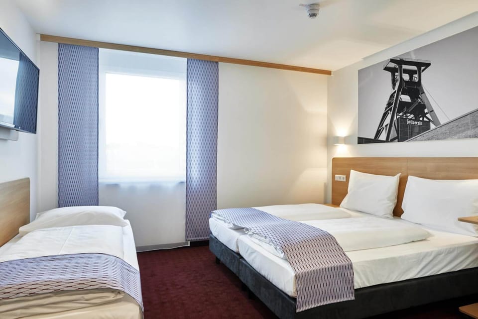 Desk, soundproofing, cribs/infant beds, free WiFi