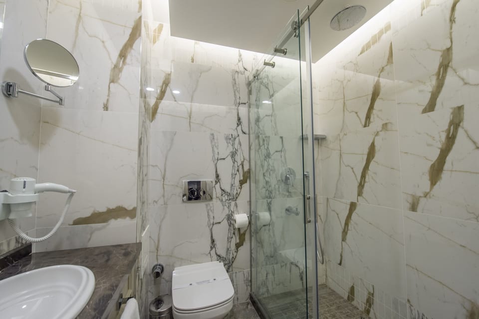 Shower, rainfall showerhead, free toiletries, hair dryer