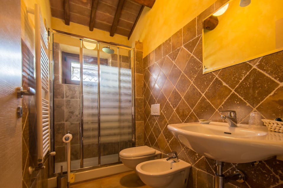 Double Room | Bathroom | Shower, free toiletries, hair dryer, bathrobes