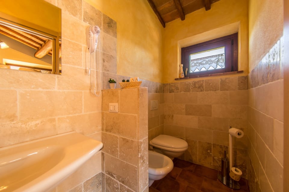 Double Room | Bathroom | Shower, free toiletries, hair dryer, bathrobes