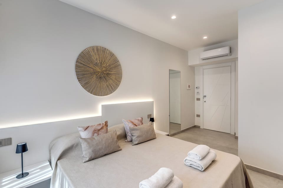 Basic Room | Desk, soundproofing, free WiFi