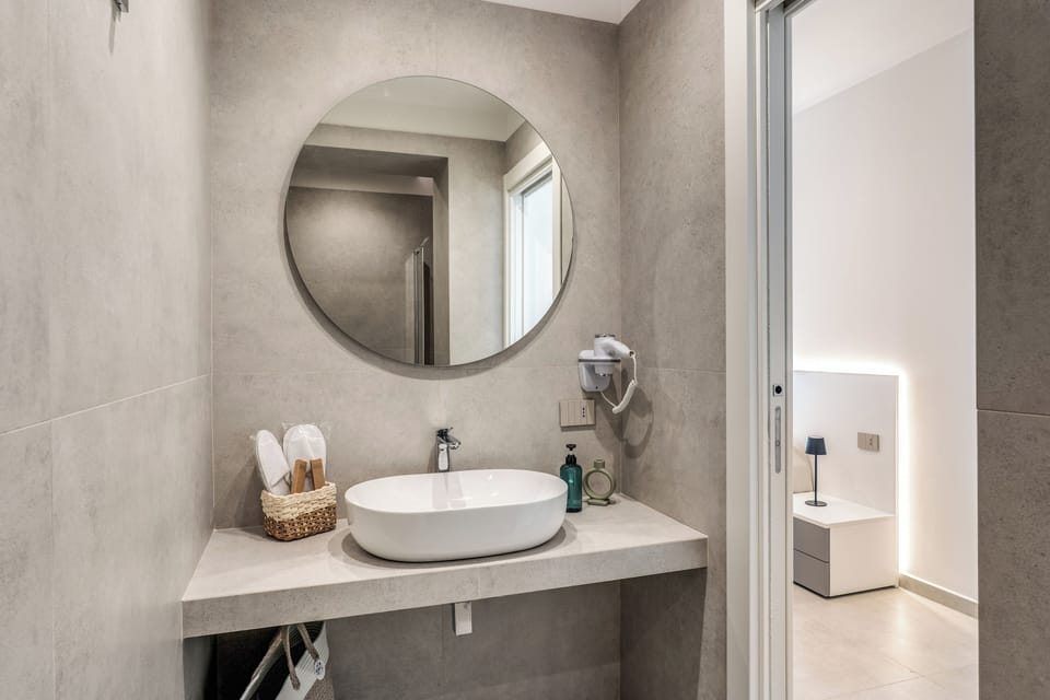 Basic Room | Bathroom | Shower, free toiletries, hair dryer, bidet